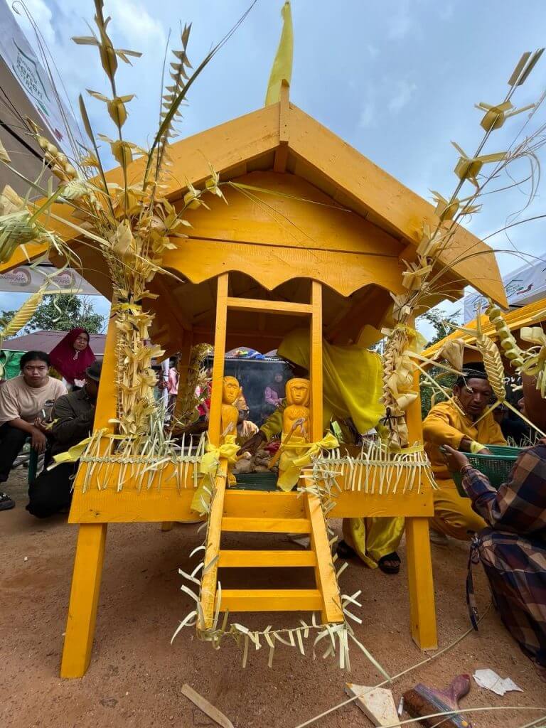 Ritual Babarasih Kampung (Membersihkan Kampung) juga tak lepas dari kerajinan hasil pahat kayu.